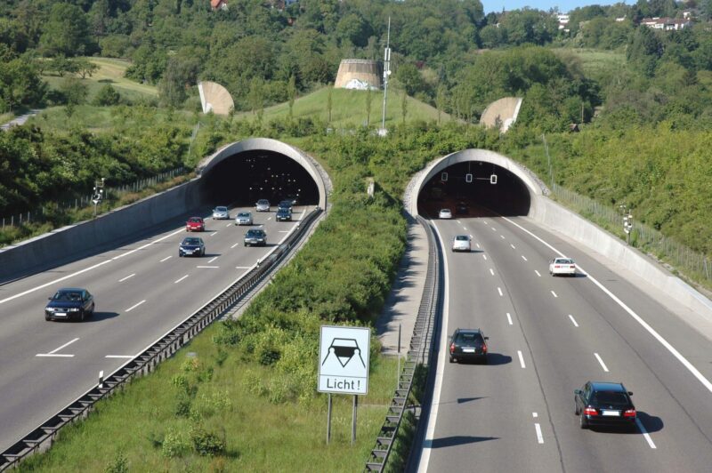 A81 gesperrt: Lkw-Anhänger brennt im Engelbergtunnel – Rauch weithin sichtbar, Tunnel dicht