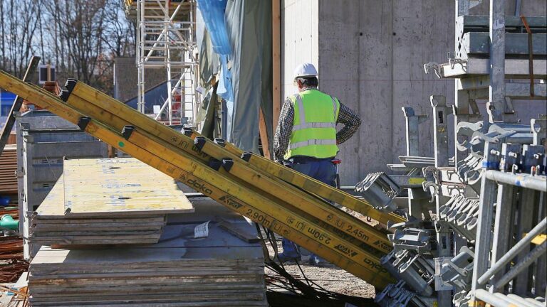 DGB fordert höhere Steuern für Reiche