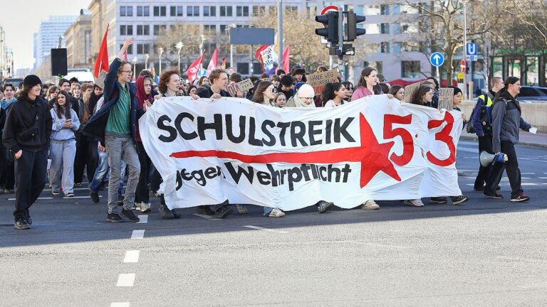 Schüler protestieren bundesweit gegen Wehrdienstpläne
