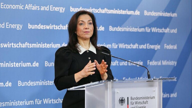 Reiche vs. Öl-Branche: Deutliche Kritik an Spritpreisen