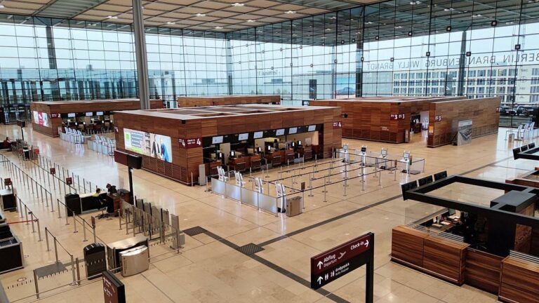 Warnstreik am BER: Verdi legt Flughafen lahm