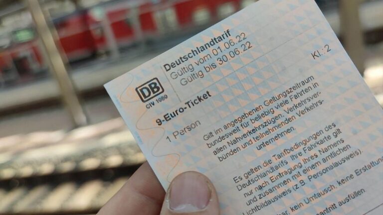Linke fordert 9-Euro-Ticket: „Alternativen statt Tankrabatt“