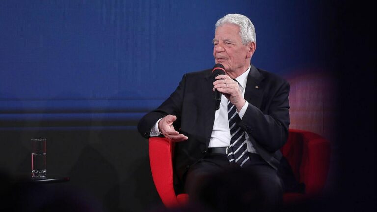 Gauck gegen Verbotsverfahren: „Langwieriger Prozess“