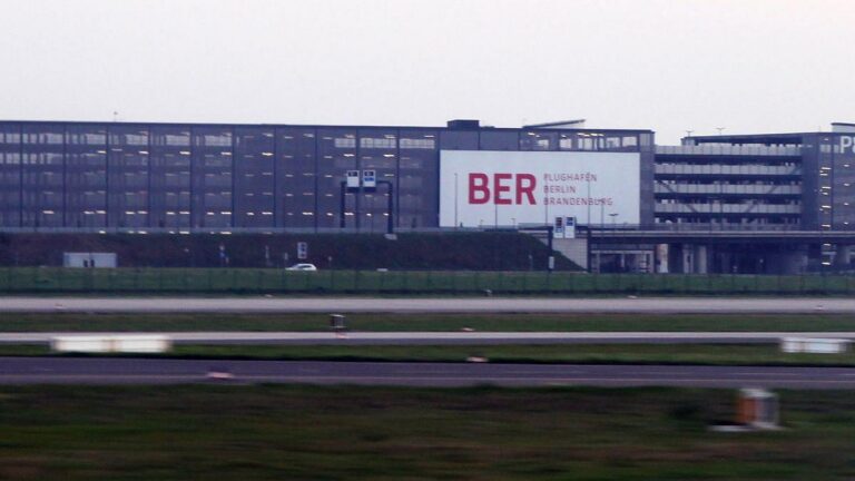 BER steht still: Verdi legt Flughafen lahm