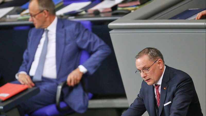 Ebenbürtig: Union und AfD weiter Kopf an Kopf