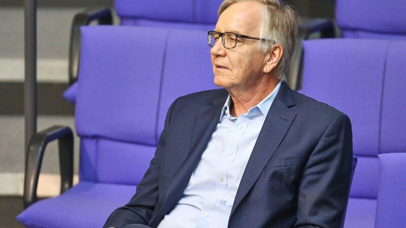 Linke fordert Debatte über Verbeamtung