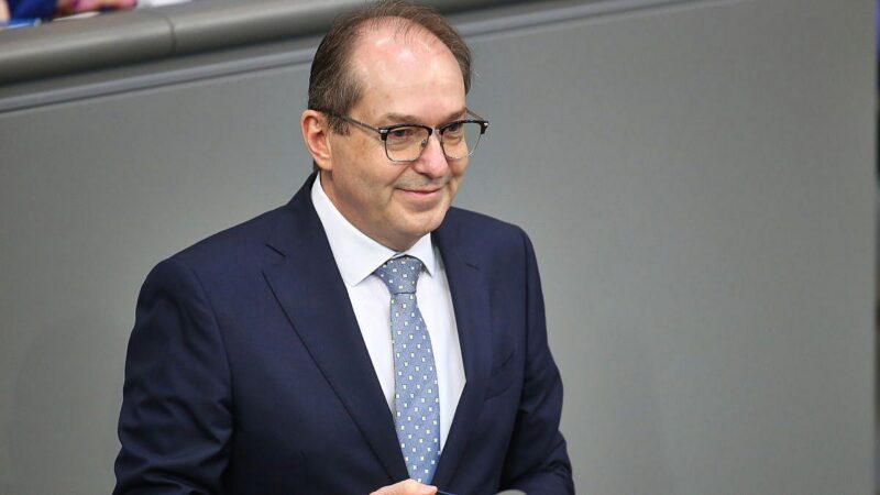 Dobrindt plant milliardenschwere Beamten-Reform