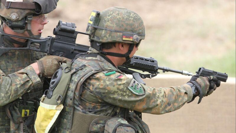 Juristen attackieren Reise-Genehmigungspflicht für junge Männer