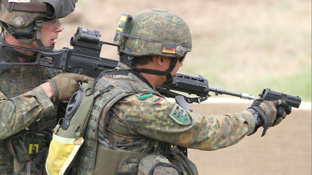 Juristen attackieren Reise-Genehmigungspflicht für junge Männer