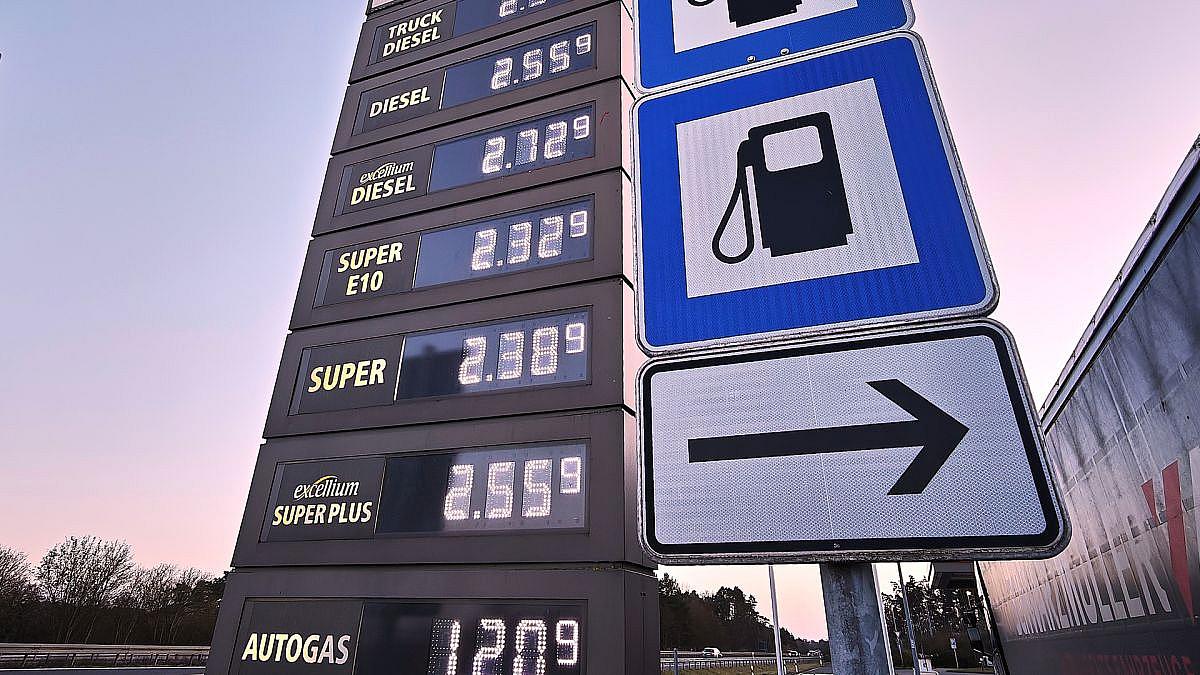 Opposition tobt: Linke und Grüne attackieren Regierung wegen Spritpreisen