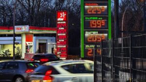 Blech kalt, Tank leer: Autofahren wird schmerzlich teuer Blech kalt, Tank leer: Autofahren wird schmerzlich teuer