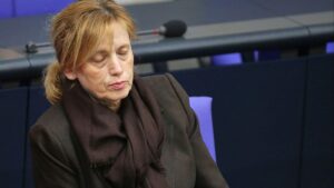 Demokratie-Bildung: heftige Kritik an Priens Umbau von „Demokratie leben“