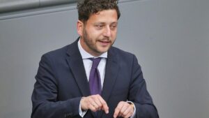 Banaszak kritisiert Merz: „Führt die Bürger im Regen stehen“