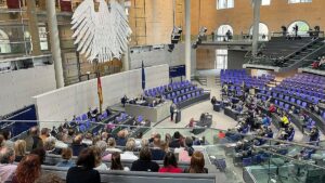 Bundestag beschließt „Tankrabatt“ und 1.000 Euro Prämie