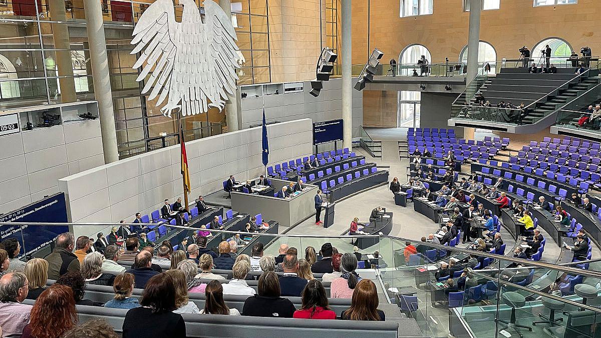 Bundestag beschließt „Tankrabatt“ und 1.000 Euro Prämie