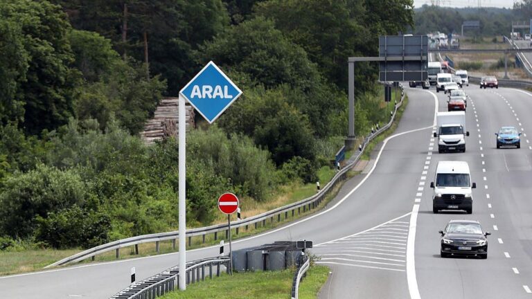 Hohe Spritpreise: Rufe nach Tempolimit werden lauter