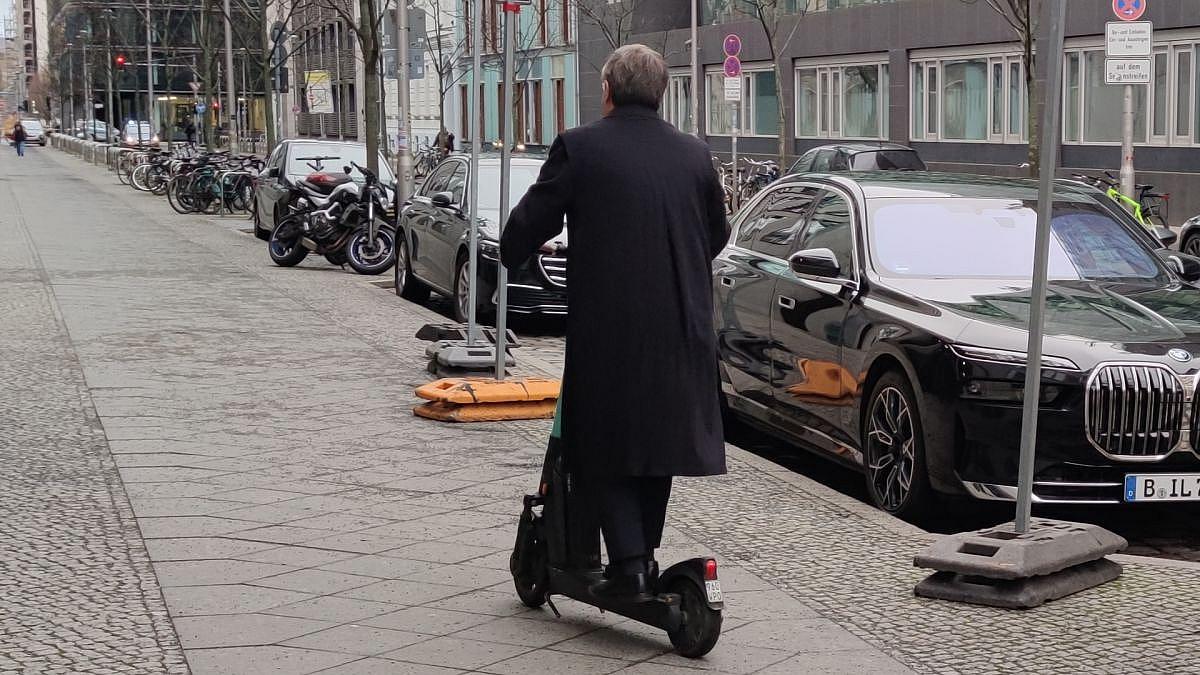 Armin Laschet nach E-Scooter-Unfall im Krankenhaus: Schulter gebrochen