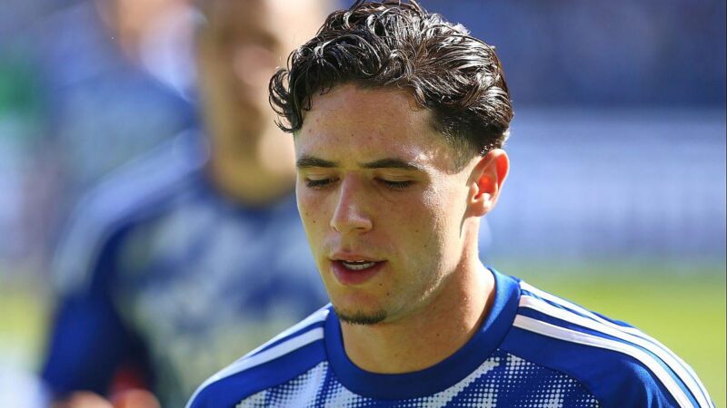 Schalke trotzt Unterzahl und verteidigt Platz 1