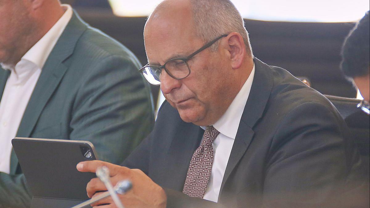 Hessens Innenminister pocht auf harten Kurs: „Abschiebung als Druckmittel“