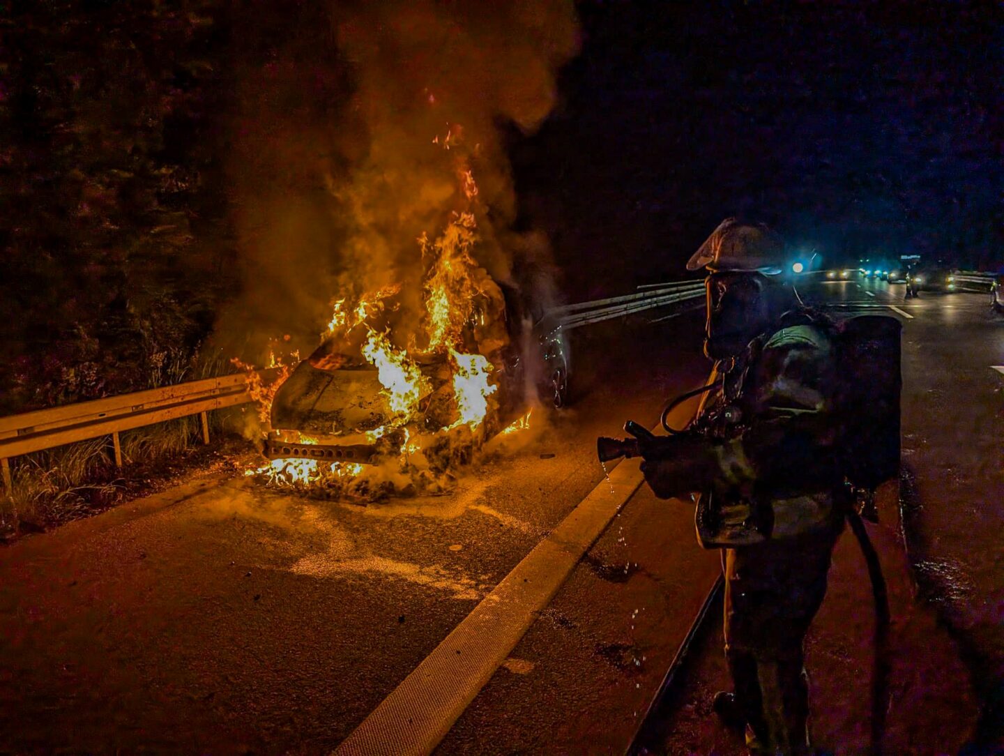 Pkw-Brand auf der A5: Familie rettet sich aus brennendem Auto