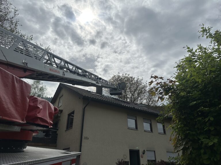 Unterreichenbach: Innenangriff verhindert Vollbrand im Dachstuhl