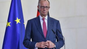 Mario Draghi erhält Karlspreis: Merz fordert Europas „Machtmittel“