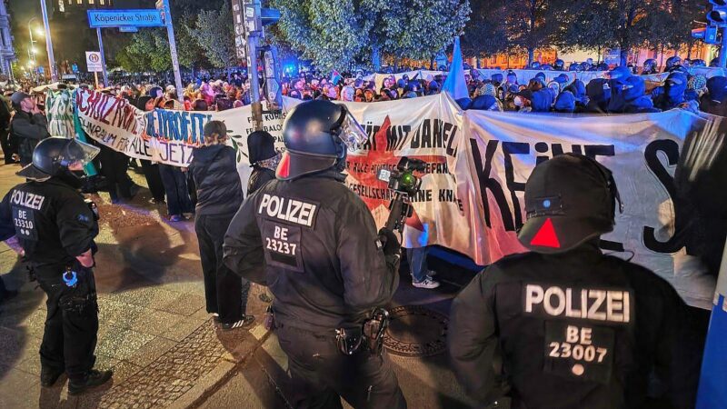 Walpurgisnacht in Berlin: Rangeleien und Pyrotechnik bei linker Demo