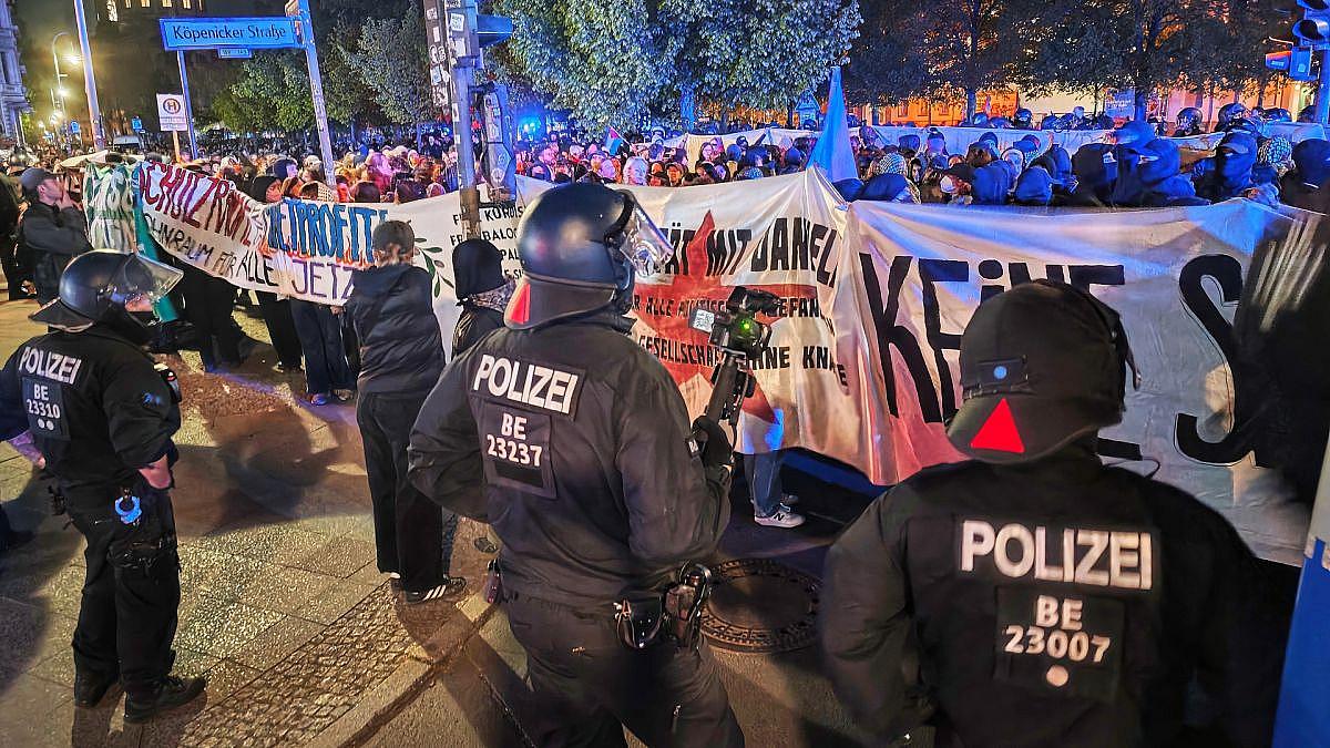 Walpurgisnacht in Berlin: Rangeleien und Pyrotechnik bei linker Demo