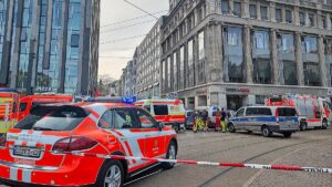 Auto rast in Leipzig in Menschenmenge – Zwei Tote und Dutzende Verletzte