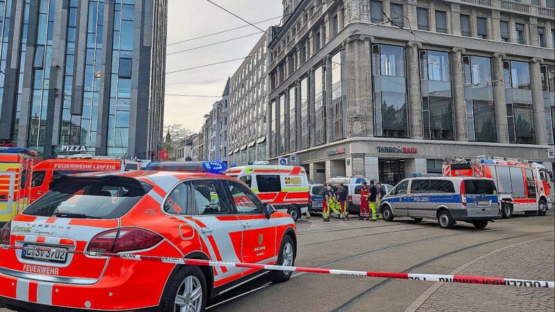Auto rast in Leipzig in Menschenmenge – Zwei Tote und Dutzende Verletzte