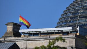 Regenbogenflagge am Bundestag: Symbol für Gedenken und Kritik