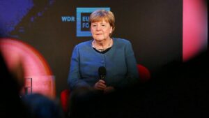 Linke-Chefin: Merkel geeigneter für EU-Orden als Merz