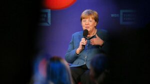 Wagenknecht stimmt Merkel zu – Mehr Diplomatie im Ukraine-Krieg? Wagenknecht stimmt Merkel zu – Mehr Diplomatie im Ukraine-Krieg?
