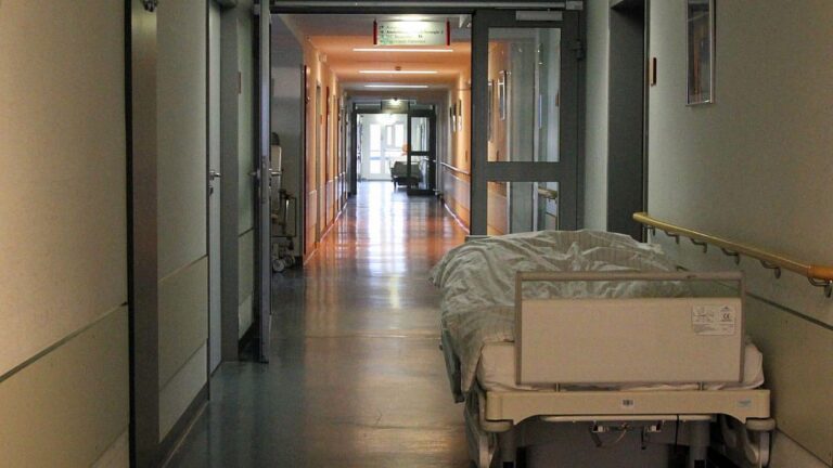 Pflegeversicherung am Limit – Chef fordert Milliarden vom Staat