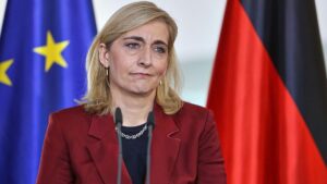 Warken fordert Steuererleichterung für private Pflegevorsorge