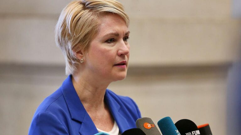 Schwesig wirft Warkens Pflegeplan schweren Fehler vor