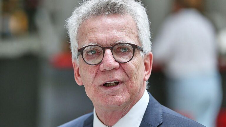 Gabriel und de Maizière kritisieren Regierungsstil der Merz‑Koalition