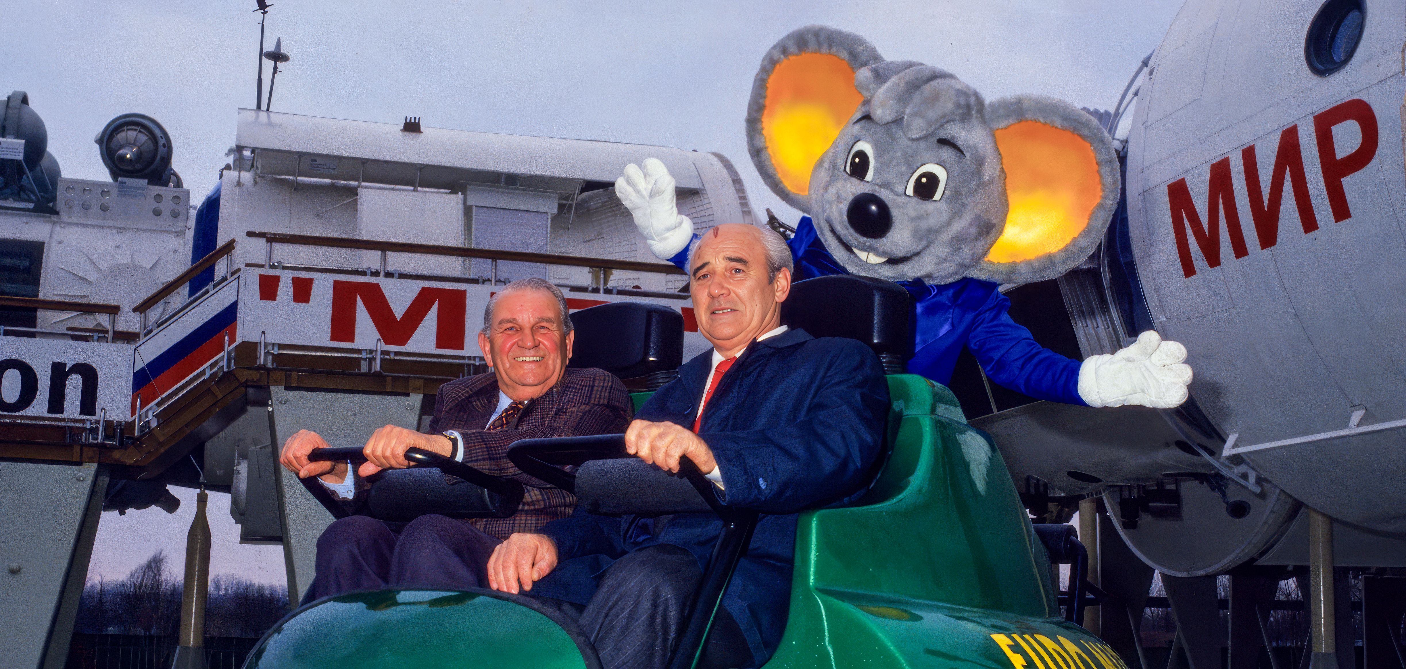Franz Mack und Michail Gorbatschow sitzen 1995 in einem Wagen vor der Raumstation Mir