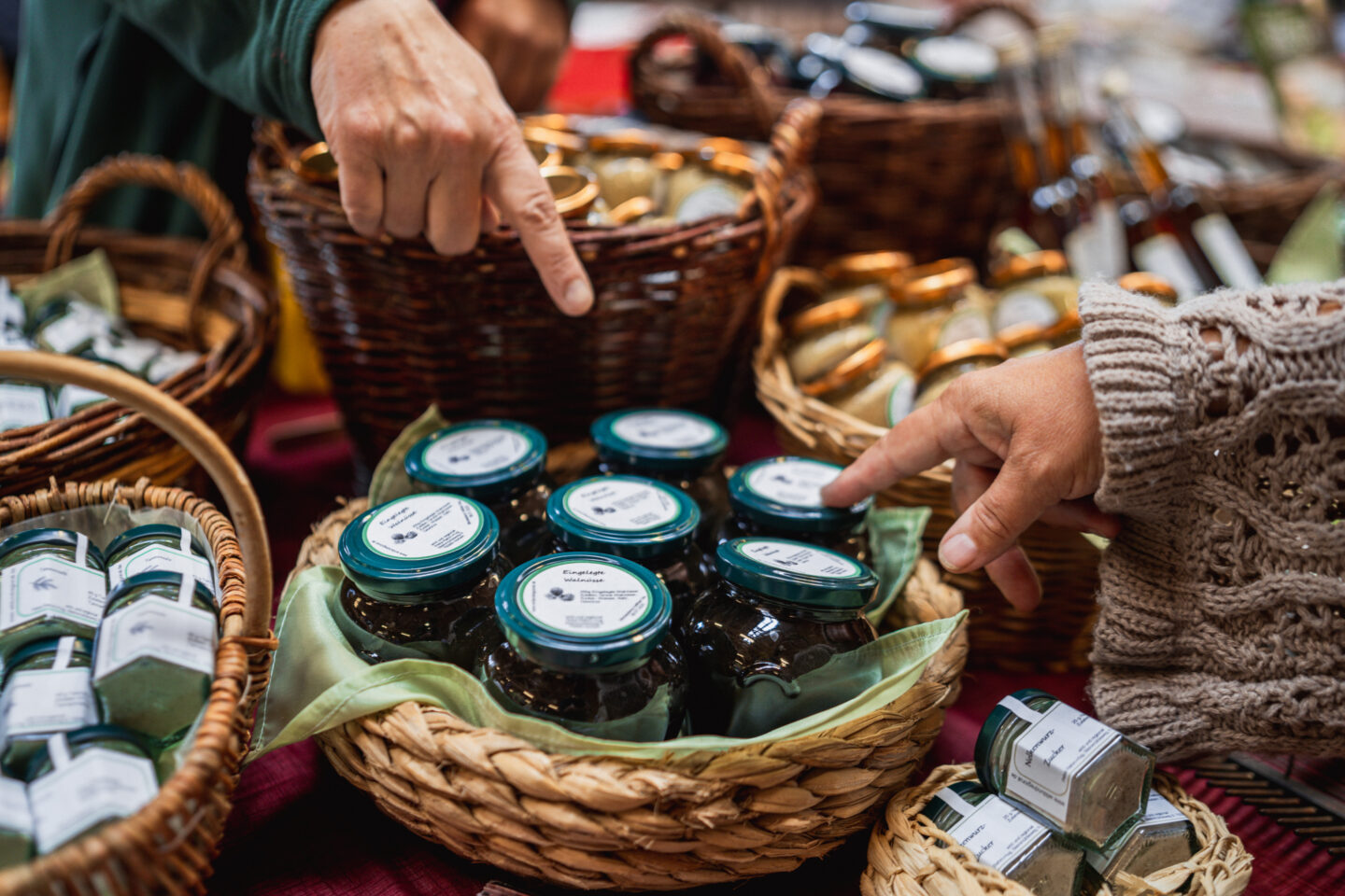 Direkter Austausch am Marktstand: Besucherinnen und Besucher entdecken regionale Spezialitäten aus dem Hochschwarzwald und erfahren mehr über Herkunft und Herstellung der Produkte.