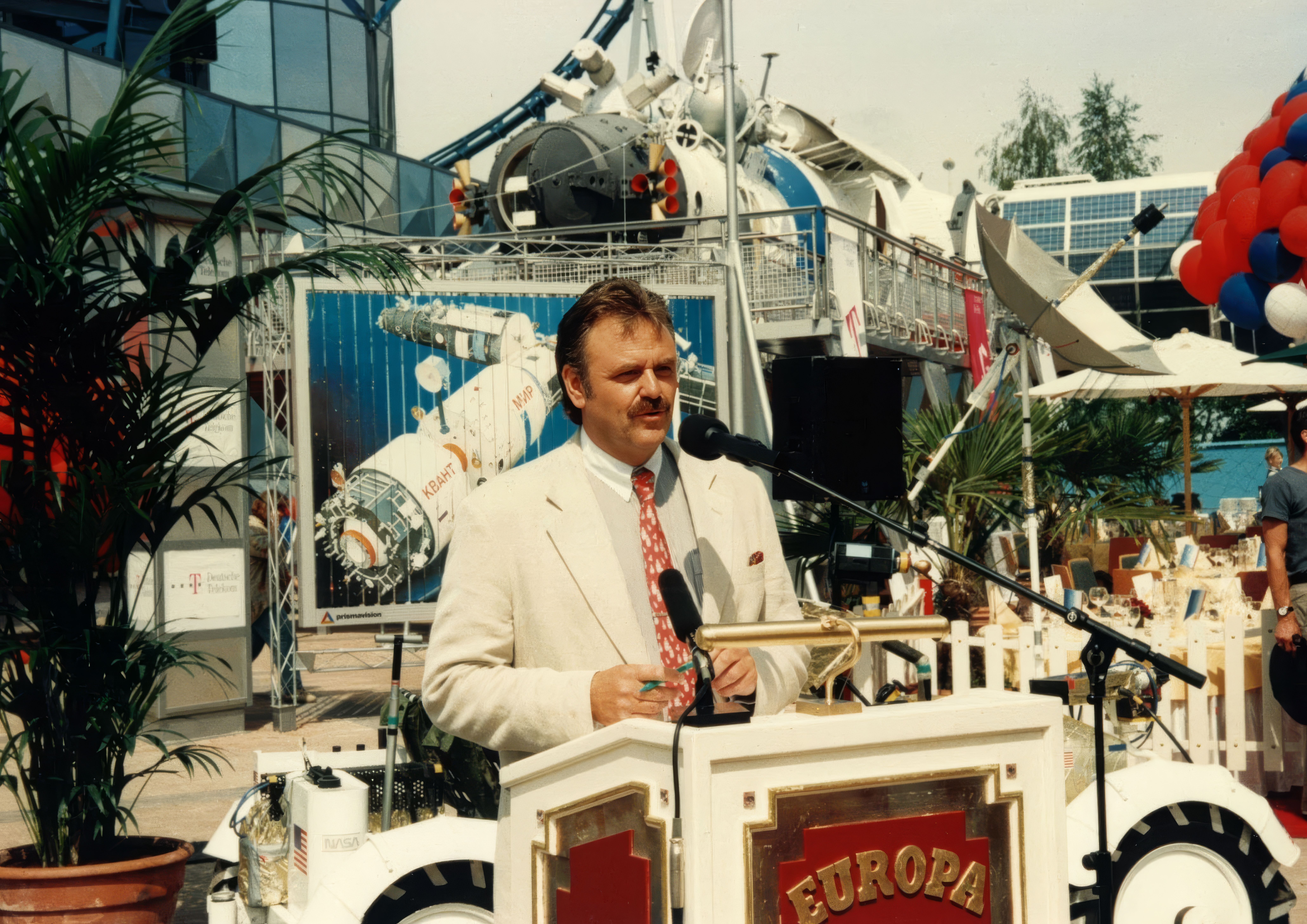 Roland Mack hält bei der Eröffnung der Euro-Mir eine Rede