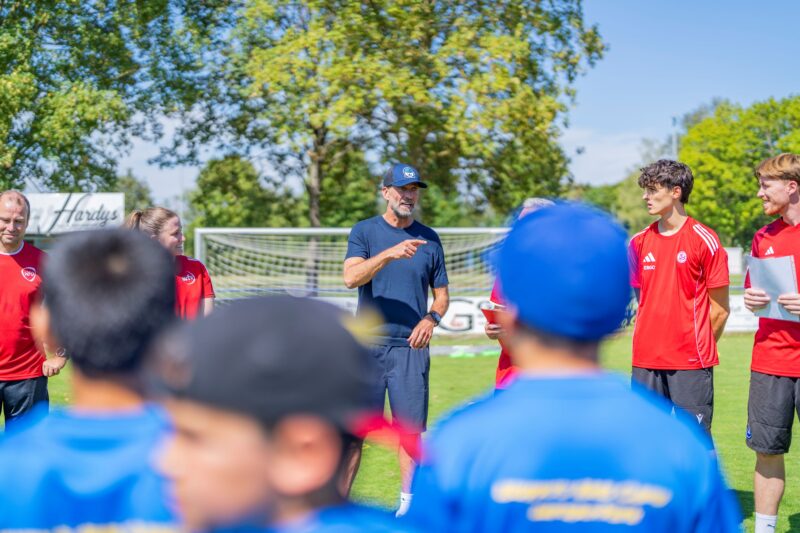 Jürgen Klopp überrascht 36 Kinder im Europa-Park: Dieses Fußballcamp wurde für sie zu einem besonderen Wochenende
