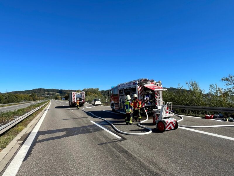 Feuerwehr löscht brennendes Lkw-Fahrerhaus auf der A98 bei Stockach