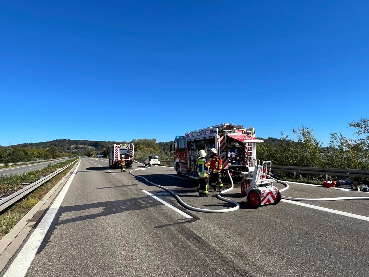 Feuerwehr löscht brennendes Lkw-Fahrerhaus auf der A98 bei Stockach