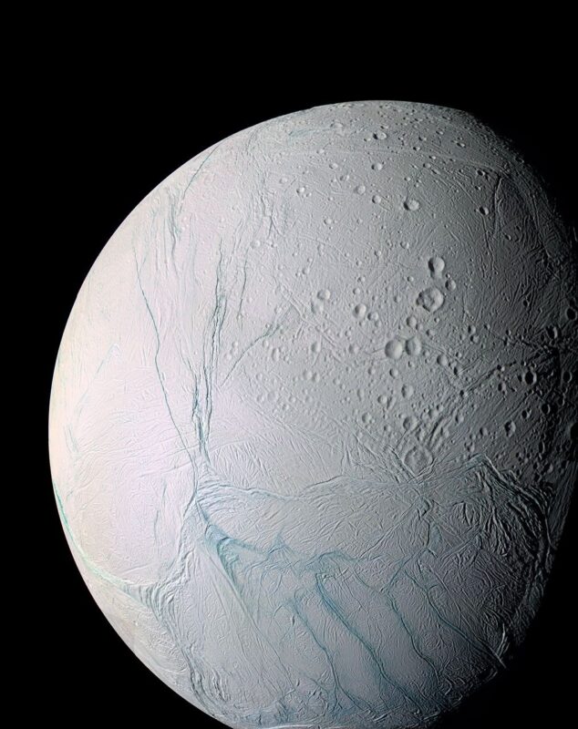 Zerklüftete Oberfläche des Saturnmonds Enceladus in einer Cassini-Aufnahme