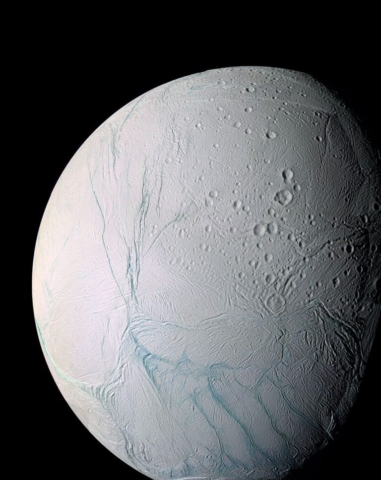 Zerklüftete Oberfläche des Saturnmonds Enceladus in einer Cassini-Aufnahme