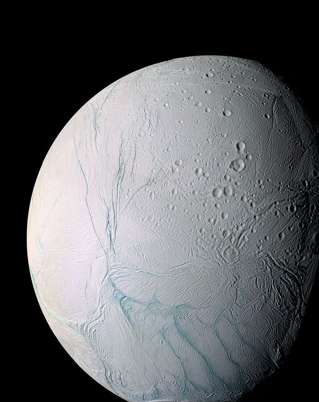Zerklüftete Oberfläche des Saturnmonds Enceladus in einer Cassini-Aufnahme