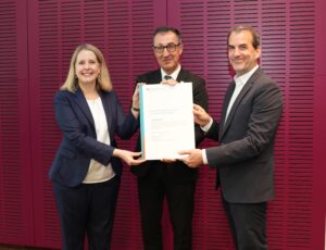 Verena Hubertz, Cem Özdemir und Achim Menges beim Start von NextBauBW