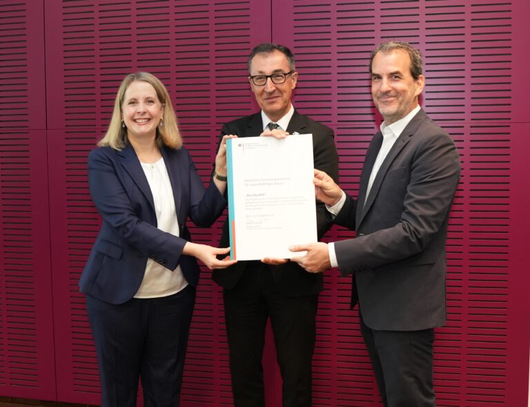 Verena Hubertz, Cem Özdemir und Achim Menges beim Start von NextBauBW