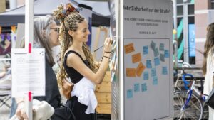 Besucher im Austausch beim Real:labor Festival des KIT in Karlsruhe