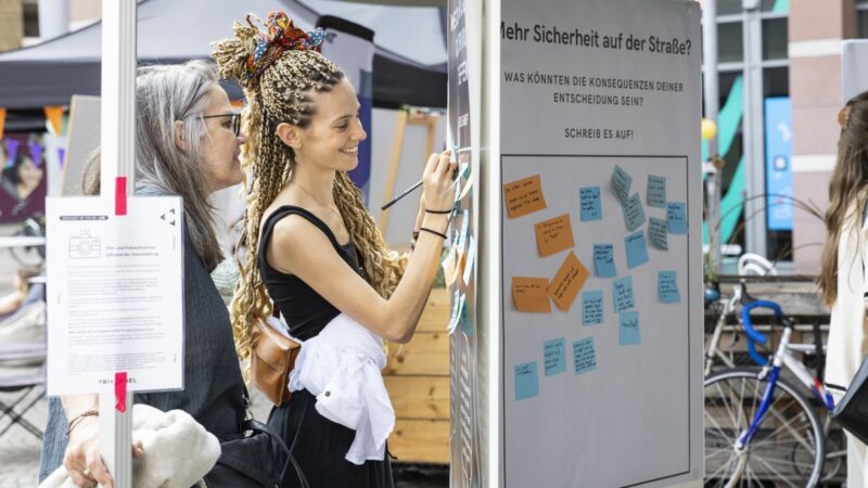 Besucher im Austausch beim Real:labor Festival des KIT in Karlsruhe